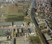 118946 Luchtfoto van Montfoort met rechts op de voorgrond de Julianalaan naast de Hollandsche IJssel en links het ...